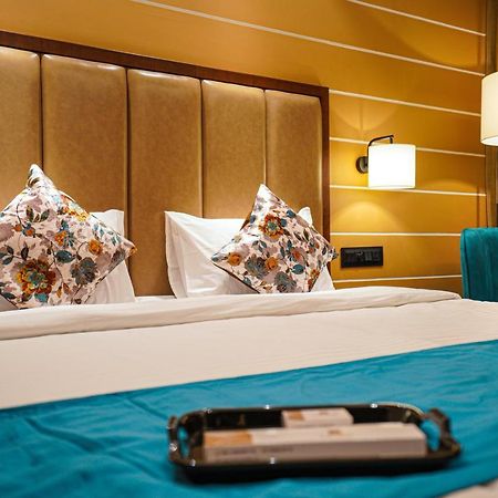 Hotel El Magnifico Surat Bagian luar foto
