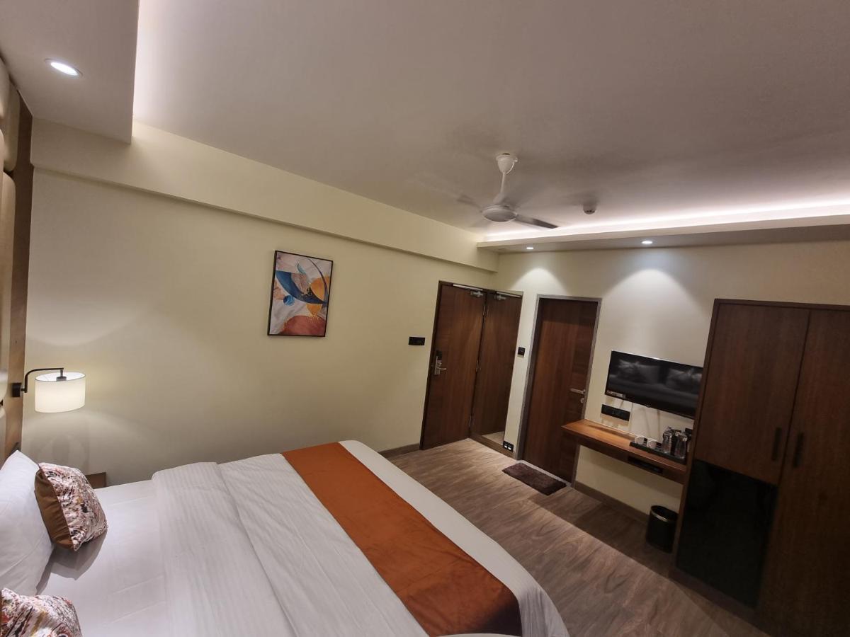Hotel El Magnifico Surat Bagian luar foto