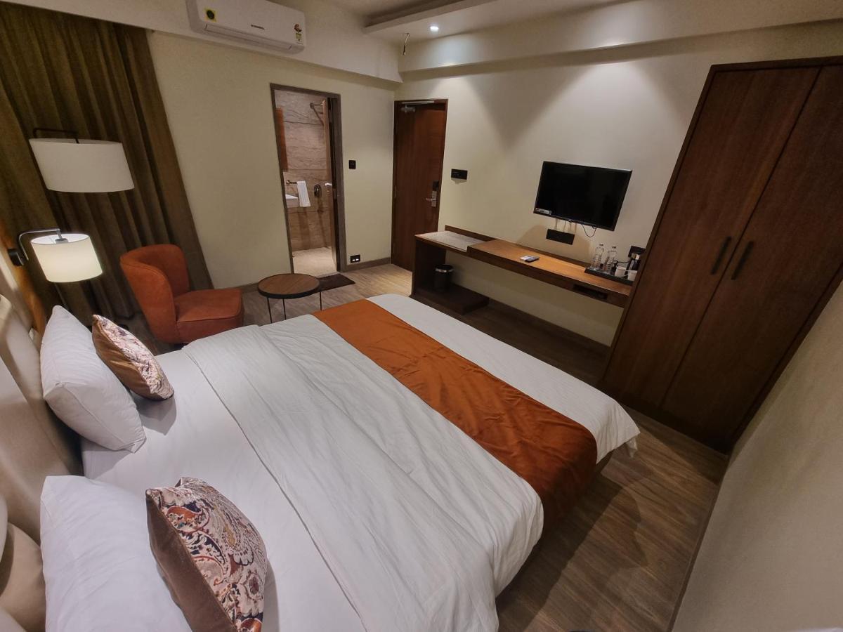 Hotel El Magnifico Surat Bagian luar foto