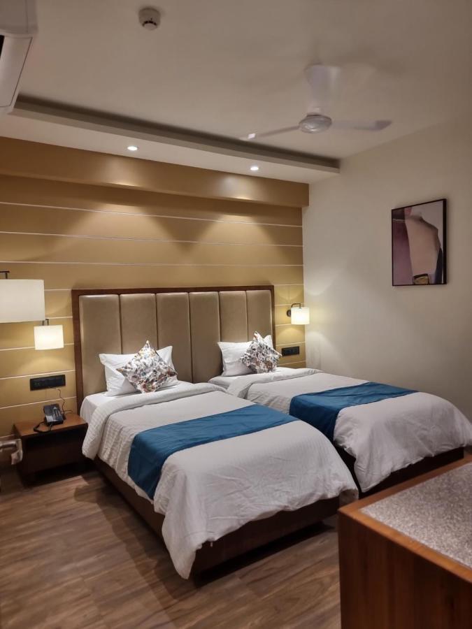 Hotel El Magnifico Surat Bagian luar foto
