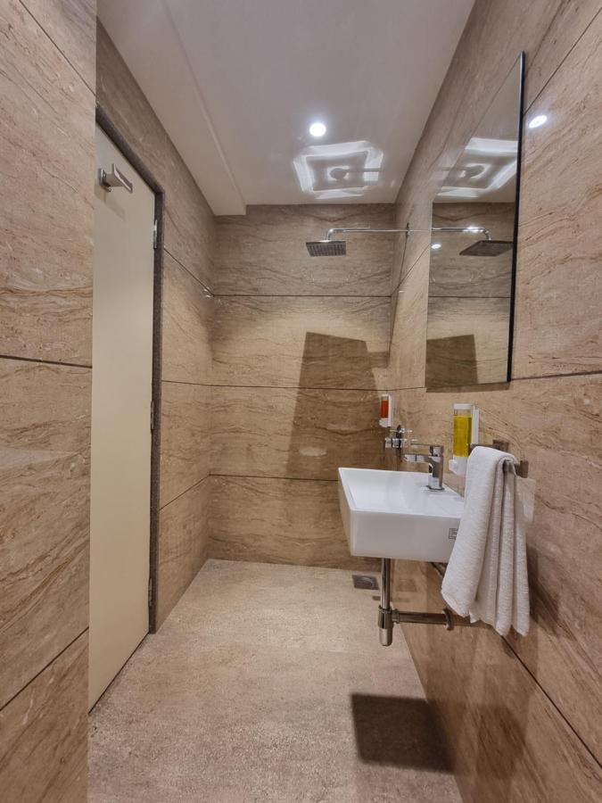 Hotel El Magnifico Surat Bagian luar foto