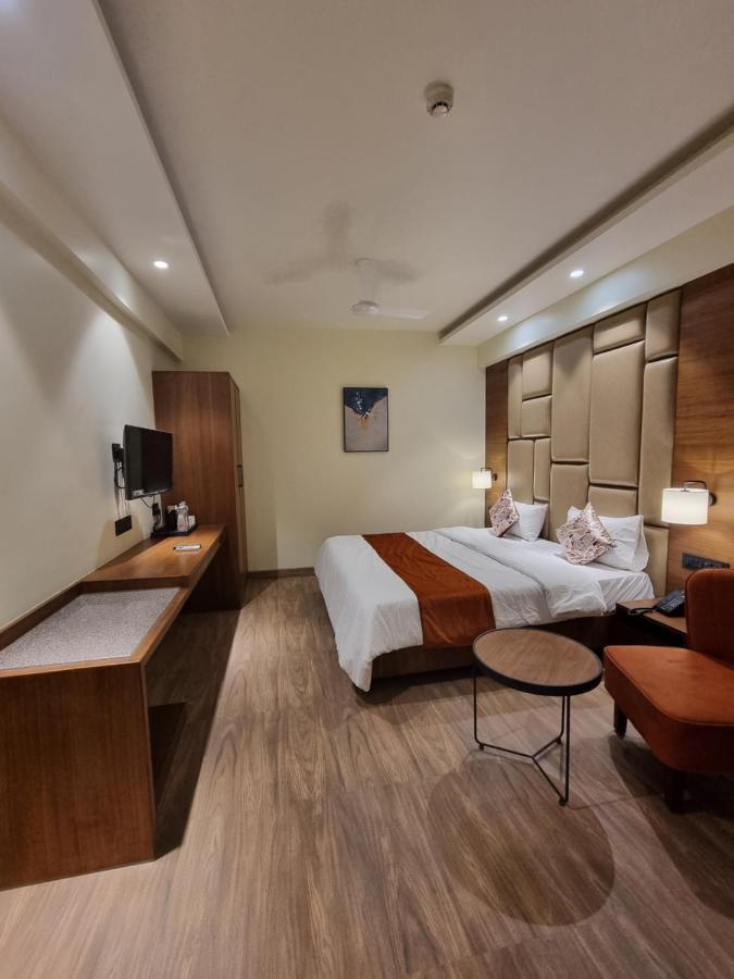 Hotel El Magnifico Surat Bagian luar foto