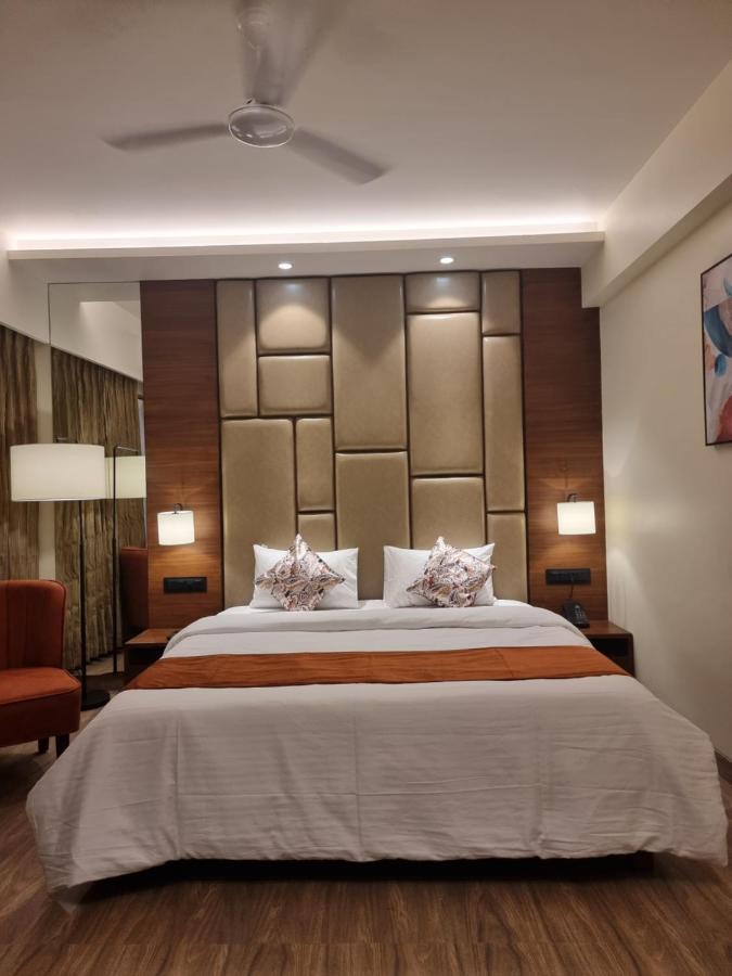 Hotel El Magnifico Surat Bagian luar foto