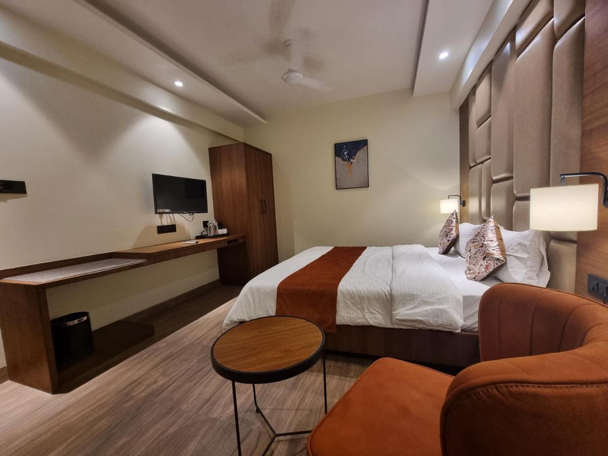 Hotel El Magnifico Surat Bagian luar foto