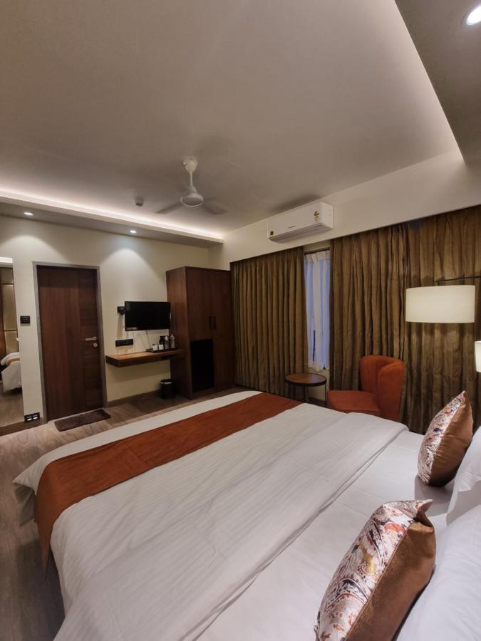 Hotel El Magnifico Surat Bagian luar foto