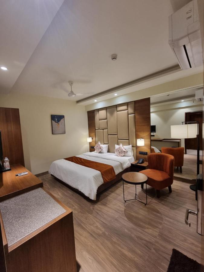 Hotel El Magnifico Surat Bagian luar foto