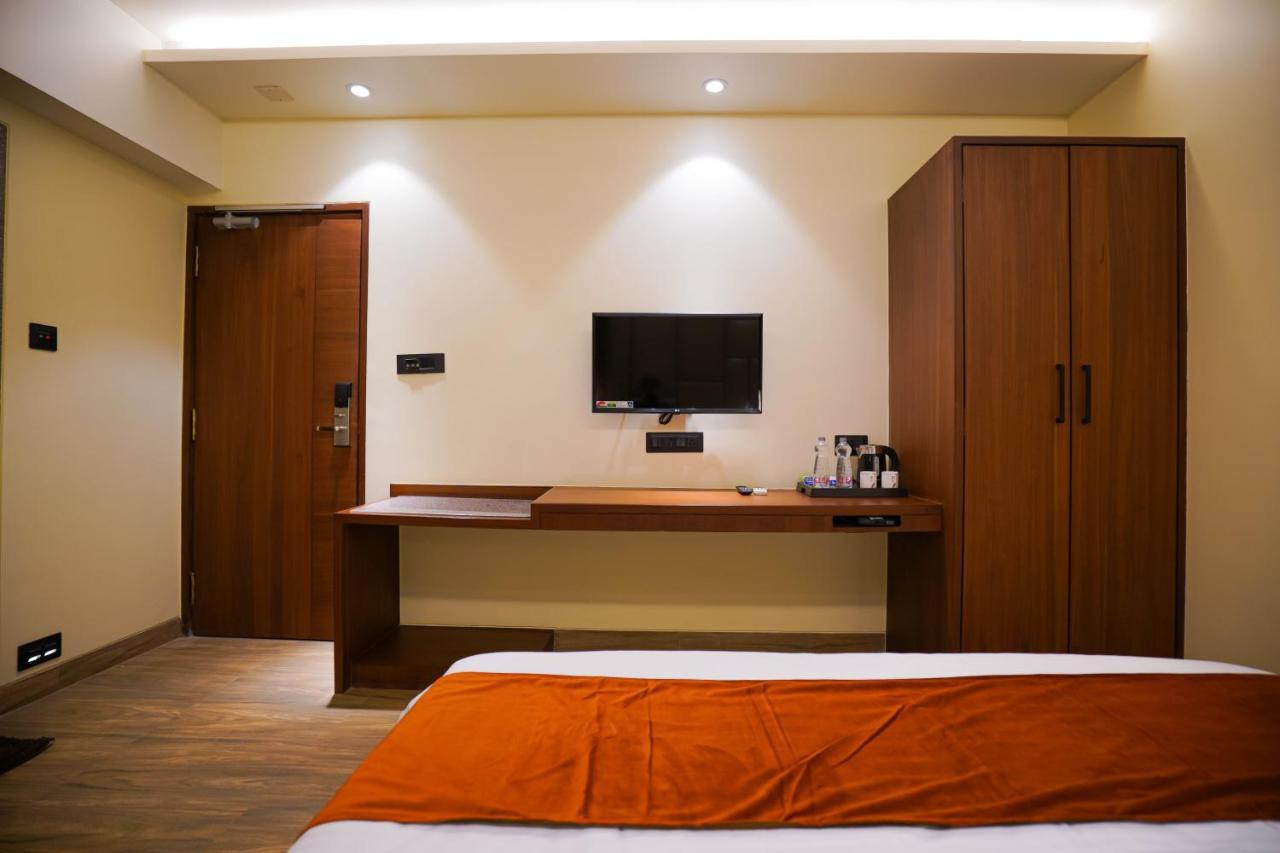 Hotel El Magnifico Surat Bagian luar foto