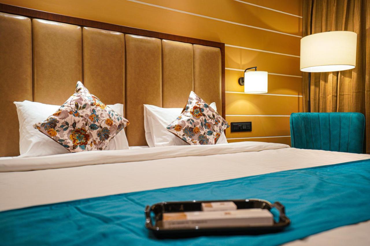 Hotel El Magnifico Surat Bagian luar foto