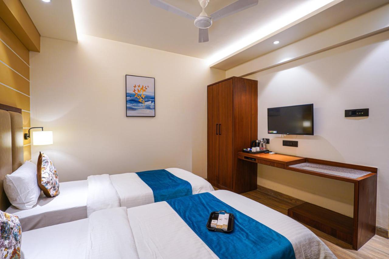 Hotel El Magnifico Surat Bagian luar foto