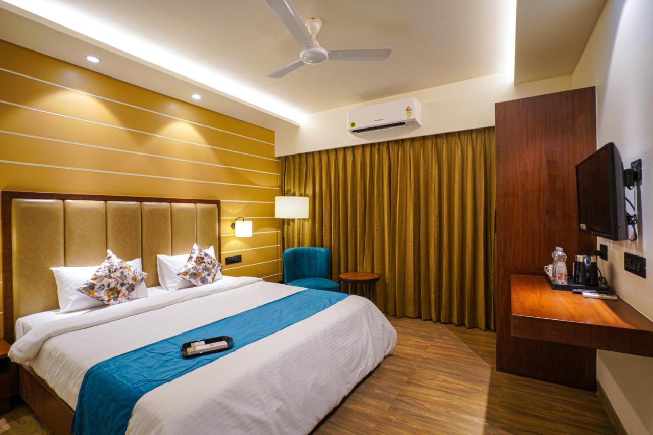 Hotel El Magnifico Surat Bagian luar foto