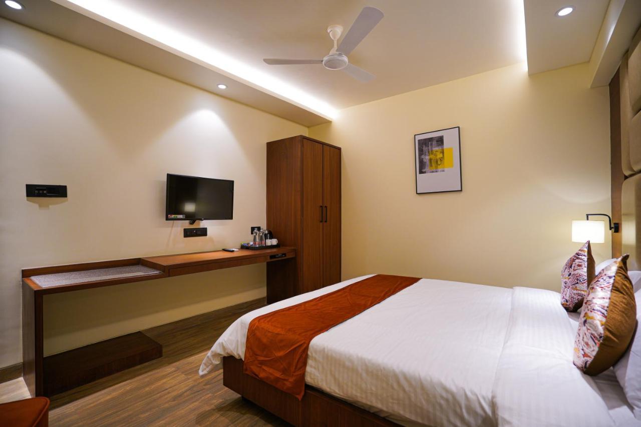 Hotel El Magnifico Surat Bagian luar foto