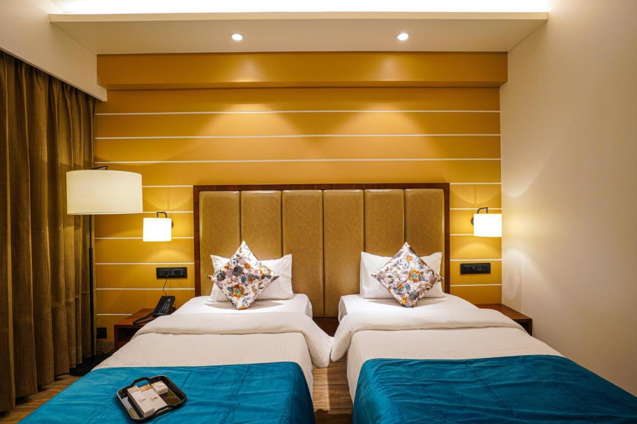 Hotel El Magnifico Surat Bagian luar foto