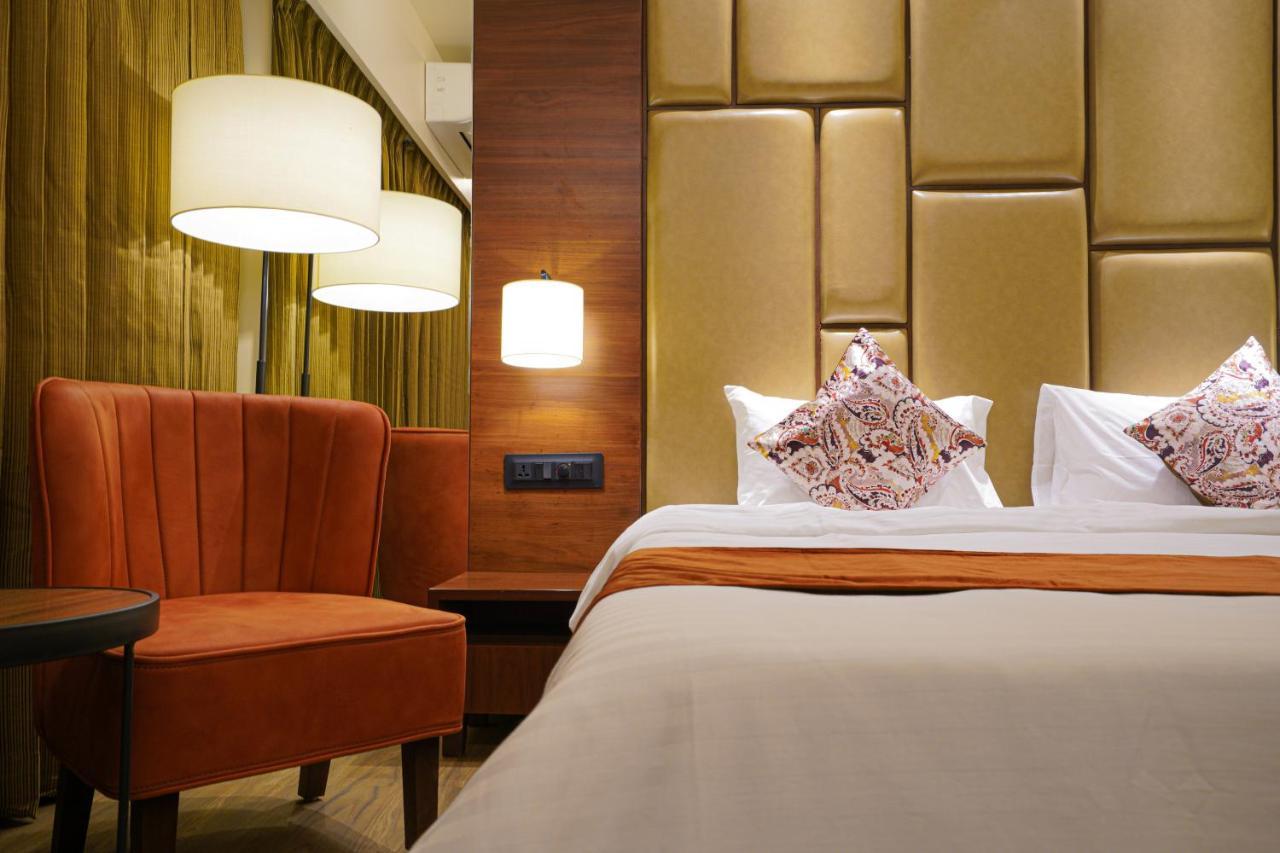 Hotel El Magnifico Surat Bagian luar foto