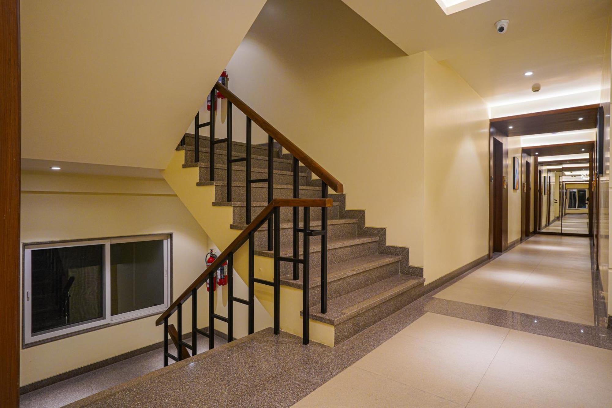 Hotel El Magnifico Surat Bagian luar foto